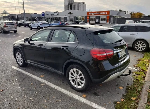 Mercedes-Benz GLA 200 200 d 4Matic A Premium Business Image 3